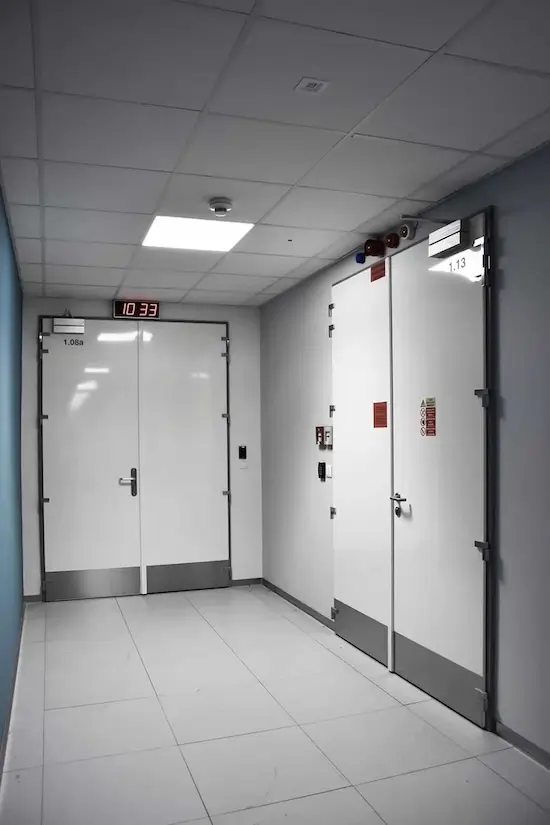 Únikové dveře s panikovou hrazdou dle ČSN EN 1125 — servis panikového kování