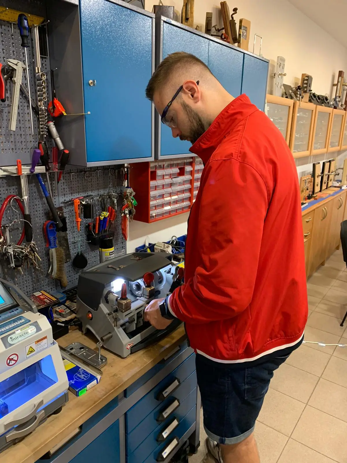 Autorizovaný technik servisu panikového kování ve specializované zámečnické dílně